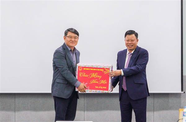 Trưởng Ban Quản lý Khu kinh tế Hải Phòng thăm, tặng quà và chúc Tết một số doanh nghiệp trong Khu công nghiệp Tràng Duệ