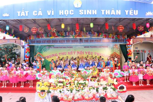 Chương trình “Trung thu kết nối yêu thương” mang niềm vui đến cho gần 900 trẻ em thành phố
