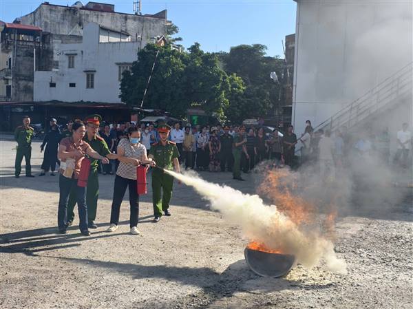 Phường Ngô Quyền tổ chức tuyên truyền, bồi dưỡng nghiệp vụ PCCC và trao tặng bình chữa cháy cho các điểm chữa cháy công cộng