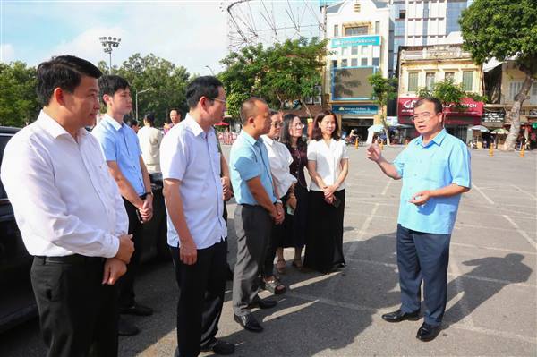 Hoàn thiện trang trí, khánh tiết, cổ động trực quan phục vụ Đại hội Thi đua yêu nước thành phố lần thứ I