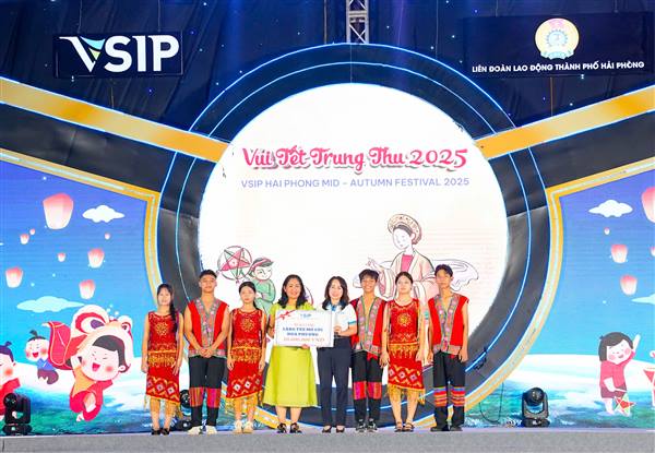 Hơn 1.000 thiếu niên nhi đồng là con em công nhân lao động tham gia chương trình “Vui Tết Trung thu 2025” do Liên đoàn Lao động thành phố tổ chức