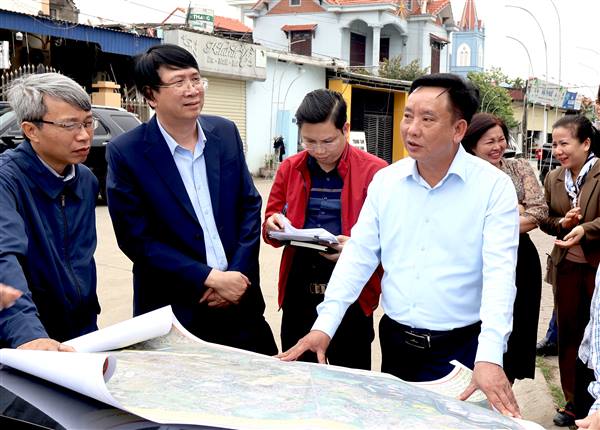 Phó Chủ tịch UBND thành phố Trần Văn Quân kiểm tra tiến độ giải ngân vốn đầu tư công và hoạt động chính quyền địa phương 02 cấp tại phường Kinh Môn
