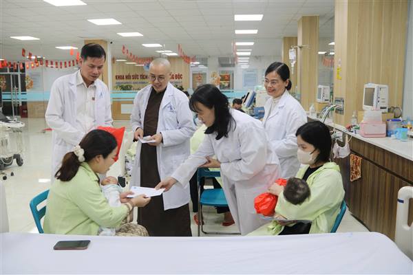 Hàng trăm bệnh nhi vui Trung thu tại Bệnh viện Nhi Hải Phòng