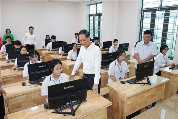 Phó Bí thư Thường trực Thành ủy Đỗ Mạnh Hiến dự Lễ khánh thành phòng máy tính hiện đại tại Trường THPT An Dương nhân Kỷ niệm 60 năm thành lập Trường