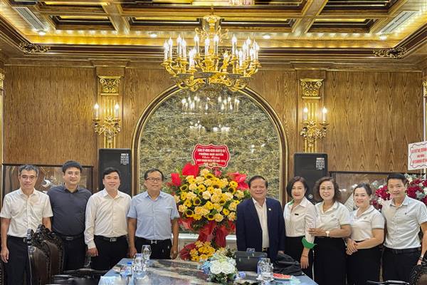 Lãnh đạo phường Ngô Quyền thăm tặng quà một số doanh nghiệp tiêu biểu nhân Ngày Doanh nhân Việt Nam 