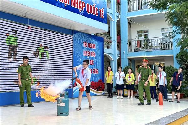 Tuyên truyền, tập huấn phòng cháy chữa cháy cho cán bộ, giáo viên, học sinh Trường Tiểu học Nguyễn Văn Tố (phường Lê Chân)
