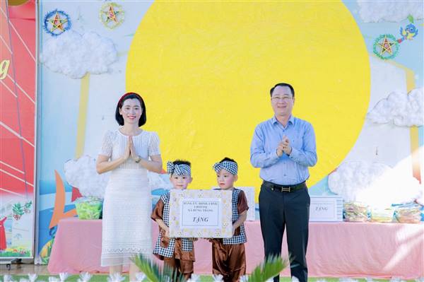 Lãnh đạo xã Hùng Thắng tặng quà cho thiếu nhi tại chương trình “Vui hội trăng rằm”