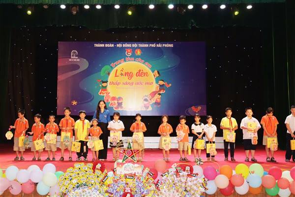 Chương trình vui Tết Trung thu với chủ đề “Lồng đèn thắp sáng ước mơ” năm 2025