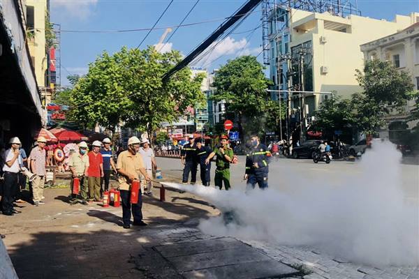 Tuyên truyền nâng cao kiến thức phòng cháy chữa cháy và diễn tập cứu nạn, cứu hộ cho người dân, tiểu thương tại chợ An Dương (phường An Biên)