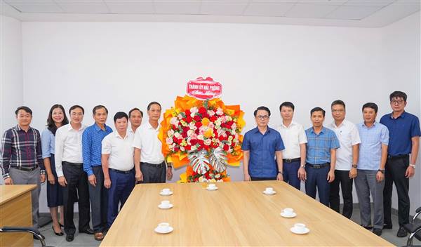 Phó Bí thư Thường trực Thành ủy thăm, chúc mừng Ngày truyền thống các Ban Đảng của Thành ủy
