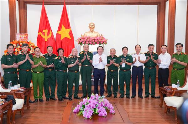 Bí thư Thành uỷ Lê Tiến Châu tiếp đại diện Ban Liên lạc sĩ quan cấp tướng thành phố Hải Phòng