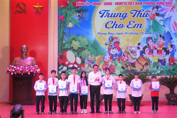 Phường Hưng Đạo trao tặng quà Trung thu 2025 cho hàng trăm trẻ em trên địa bàn