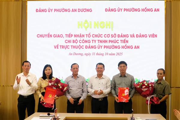 Chuyển giao tổ chức cơ sở đảng và đảng viên Chi bộ Công ty TNHH Phúc Tiến về trực thuộc Đảng ủy phường Hồng An