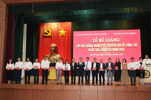Bế giảng Lớp bồi dưỡng nghiệp vụ chuyên sâu về công tác kiểm tra, giám sát năm 2025