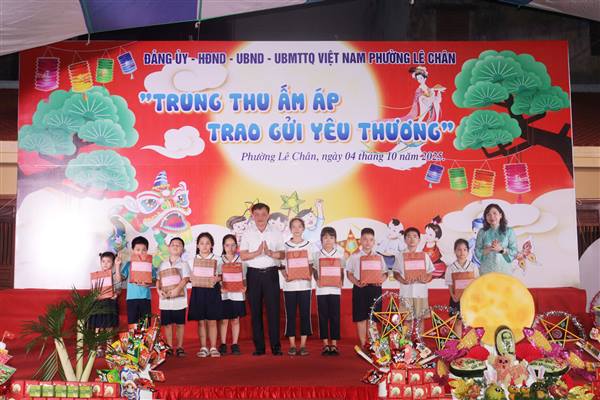 Phường Lê Chân tổ chức chương trình Tết Trung thu năm 2025 với chủ đề “Trung thu ấm áp - Trao gửi yêu thương”