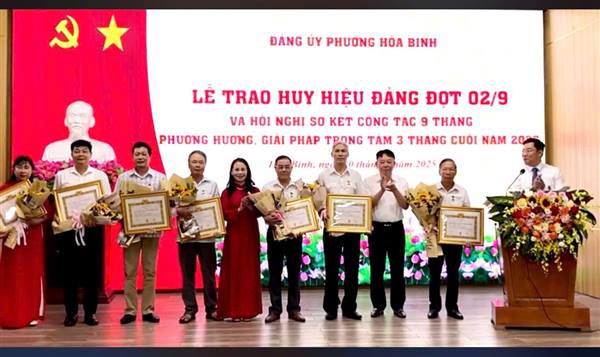 Đảng ủy phường Hòa Bình trao Huy hiệu Đảng đợt 2/9