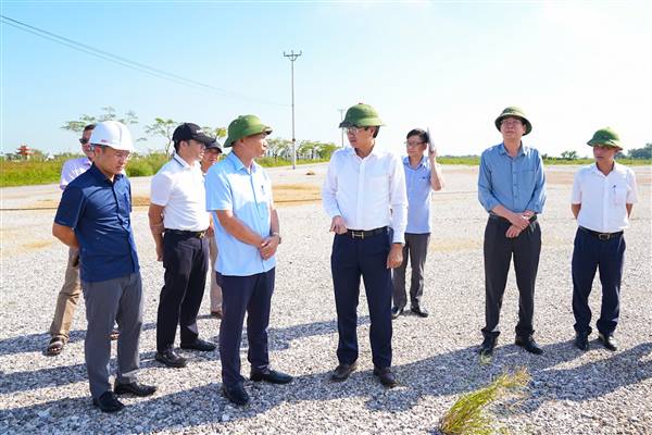 Phó Chủ tịch Thường trực UBND thành phố Lê Anh Quân kiểm tra tiến độ thực hiện Dự án đầu tư xây dựng tuyến đường từ ĐT.354 đến Quốc lộ 10