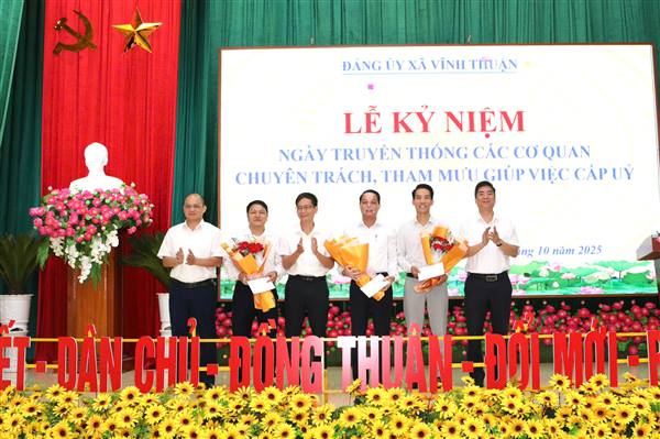 Đảng ủy xã Vĩnh Thuận kỷ niệm Ngày truyền thống các cơ quan tham mưu, giúp việc cấp ủy