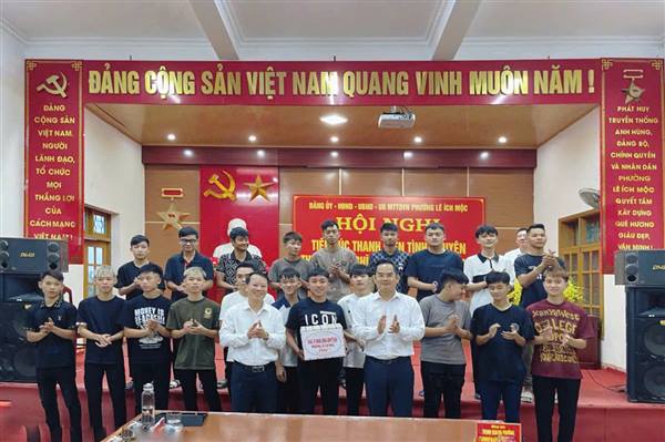 Lãnh đạo phường Lê Ích Mộc gặp mặt, biểu dương  22 thanh niên viết đơn tình nguyện nhập ngũ