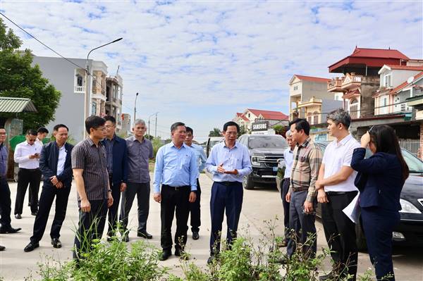 Phó Chủ tịch UBND thành phố Vũ Tiến Phụng kiểm tra công tác giải phóng mặt bằng triển khai dự án trọng điểm và việc vận hành chính quyền địa phương 02 cấp tại các phường Bắc An Phụ, Nguyễn Đại Năng, Kinh Môn