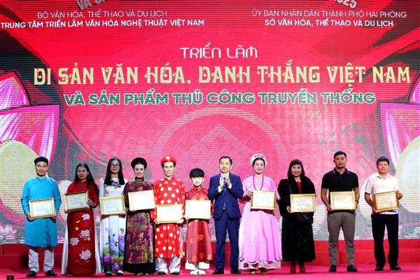Triển lãm “Di sản Văn hóa, danh thắng Việt Nam và sản phẩm thủ công truyền thống 2025” để lại ấn tượng sâu đậm trong lòng công chúng