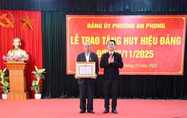 Đảng ủy phường An Phong trao tặng Huy hiệu Đảng đợt 7/11/2025 cho 16 Đảng viên