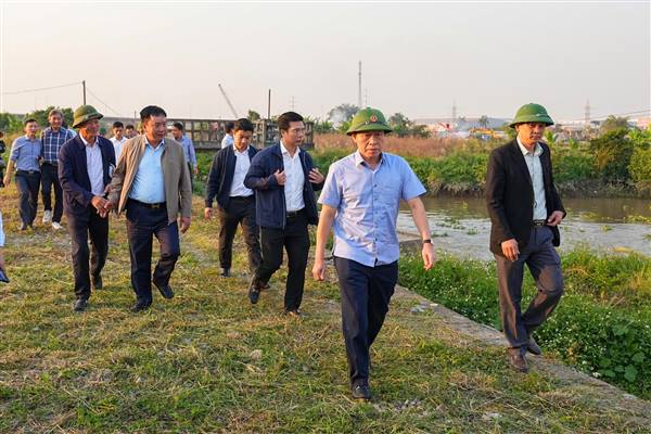 Bí thư Thành ủy Lê Tiến Châu kiểm tra thực địa một số tuyến đê xung yếu trên địa bàn thành phố