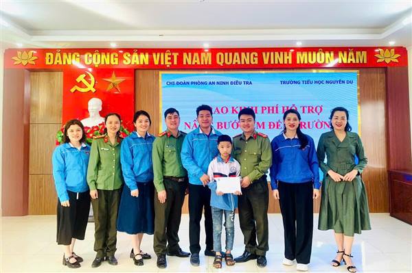 Chi đoàn Phòng An ninh điều tra – Công an thành phố trao kinh phí hỗ trợ học sinh có hoàn cảnh khó khăn trong chương trình “Nâng bước em tới trường”