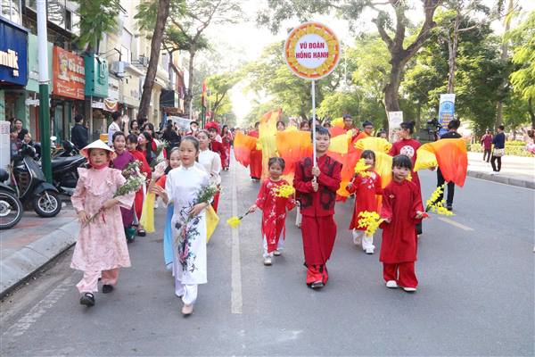 Gần 1000 người tham gia diễu hành Tôn vinh áo dài Việt Nam