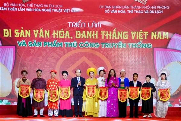 11 Câu lạc bộ nghệ thuật quần chúng tham gia Liên hoan các Câu lạc bộ nghệ thuật dân gian truyền thống