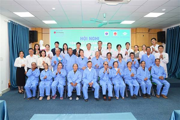 Chương trình “Chăm sóc sức khỏe mắt cộng đồng”: Khám và phát thuốc miễn phí cho 808 người dân trên địa bàn thành phố