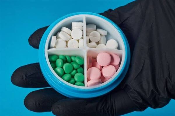 Đẩy mạnh công tác đấu tranh ngăn chặn tình trạng buôn lậu, gian lận thương mại, hàng giả, xâm phạm quyền sở hữu trí tuệ trong lĩnh vực y tế