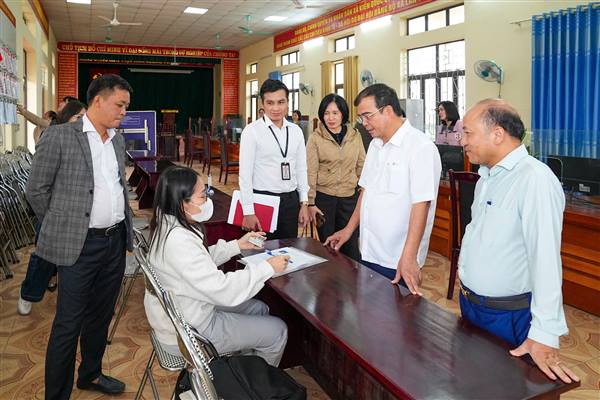 Phó Chủ tịch UBND thành phố Nguyễn Minh Hùng kiểm tra hoạt động của chính quyền địa phương 2 cấp tại các xã Nghi Dương và Kiến Minh