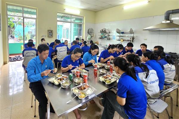 Phó Chủ tịch UBND thành phố Nguyễn Minh Hùng chỉ đạo tăng cường kiểm tra, giám sát, kiên quyết xử lý các trường hợp vi phạm, không đảm bảo điều kiện về an toàn thực phẩm học đường và bếp ăn tập thể