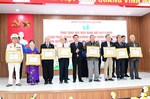 Đảng ủy phường Gia Viên trao tặng Huy hiệu Đảng và quán triệt Chương trình hành động thực hiện Nghị quyết Đại hội Đảng các cấp