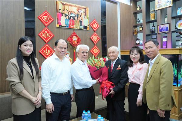 Trưởng Ban Nội chính Thành ủy trao Huy hiệu Đảng tại nhà riêng cho đảng viên lão thành thuộc Đảng bộ phường Hải Dương