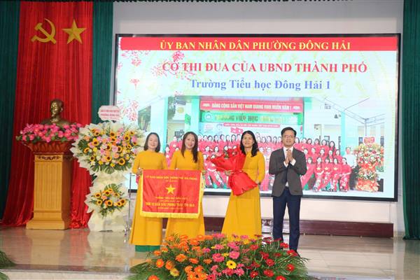 Phường Đông Hải kỷ niệm 43 năm Ngày Nhà giáo Việt Nam, vinh danh tập thể và cá nhân xuất sắc năm học 2024–2025 