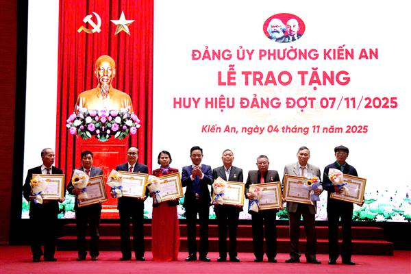 Đảng ủy phường Kiến An tổ chức Lễ trao tặng Huy hiệu Đảng đợt 7/11/2025