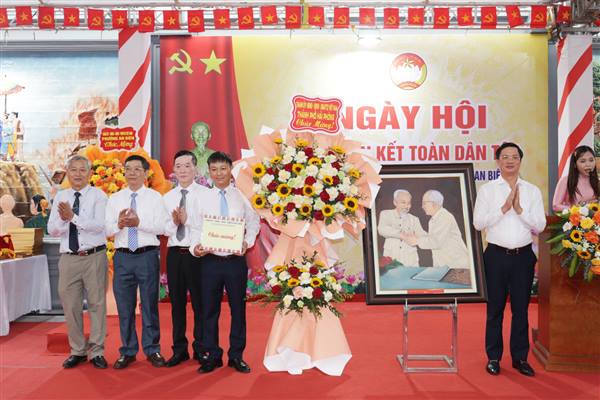 Phó Bí thư Thành ủy, Chủ tịch Ủy ban MTTQ Việt Nam thành phố dự Ngày hội Đại đoàn kết toàn dân tộc tại các Tổ dân phố 13, 15, 16 và 20 (phường An Biên)