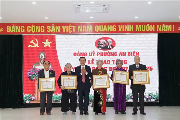 Đảng ủy phường An Biên trao tặng Huy hiệu Đảng đợt 7/11/2025 cho 87 đảng viên