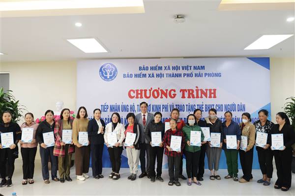 BHXH thành phố Hải Phòng tiếp nhận ủng hộ và trao tặng thẻ BHYT cho người dân có hoàn cảnh khó khăn năm 2025
