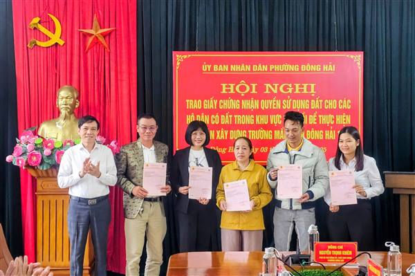 Phường Đông Hải trao Giấy chứng nhận quyền sử dụng đất cho 05 hộ dân thuộc Dự án xây dựng Trường Mầm non Đông Hải 1 
