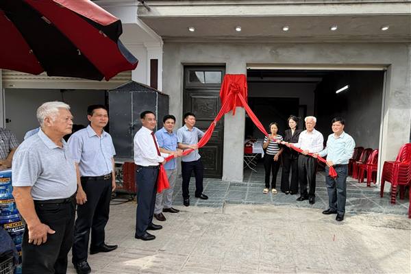 Phường Dương Kinh bàn giao Nhà Đại đoàn kết cho hộ bà Vũ Thị Liễu tại Tổ dân phố số 2