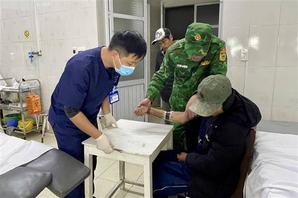 Đồn Biên phòng Cát Bà hỗ trợ kịp thời đưa thuyền viên bị tai nạn lao động trên biển đi cấp cứu