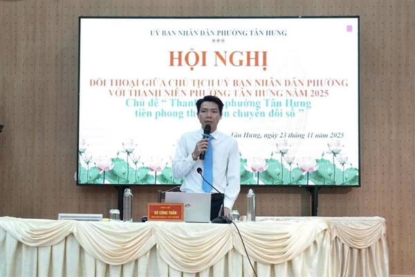 Chủ tịch UBND phường Tân Hưng tiếp xúc, đối thoại với thanh niên về chuyển đổi số