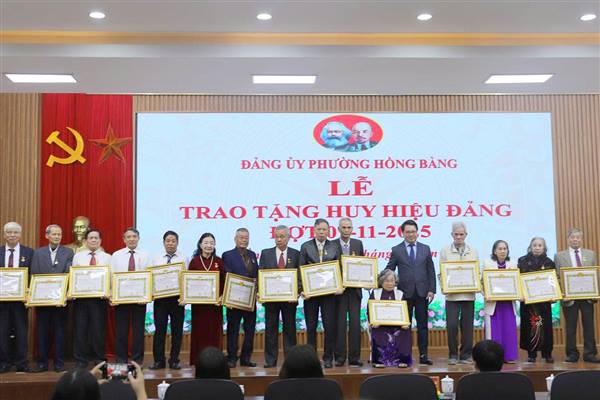 Đảng ủy phường Hồng Bàng trao tặng Huy hiệu Đảng đợt 7/11/2025 cho 92 đảng viên