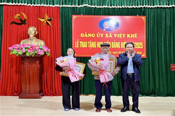 Đảng ủy xã Việt Khê trao tặng Huy hiệu Đảng đợt 7/11/2025