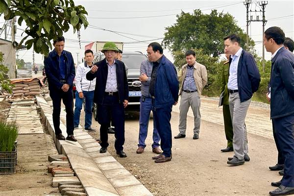 Phó Chủ tịch UBND thành phố Vũ Tiến Phụng kiểm tra tiến độ giải ngân vốn đầu tư công và triển khai các dự án trọng điểm tại xã Quyết Thắng