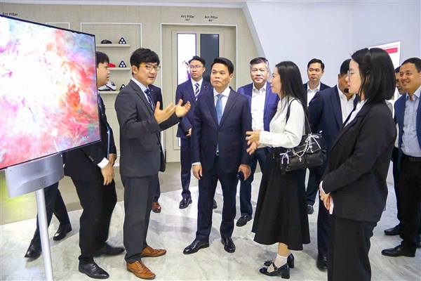 Chủ tịch UBND thành phố thăm và làm việc với các doanh nghiệp Tập đoàn LG tại Khu công nghiệp Tràng Duệ