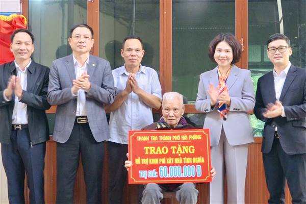 Trao tặng kinh phí hỗ trợ xây dựng nhà tình nghĩa cho hộ gia đình có hoàn cảnh khó khăn trên địa bàn xã Tiên Lãng